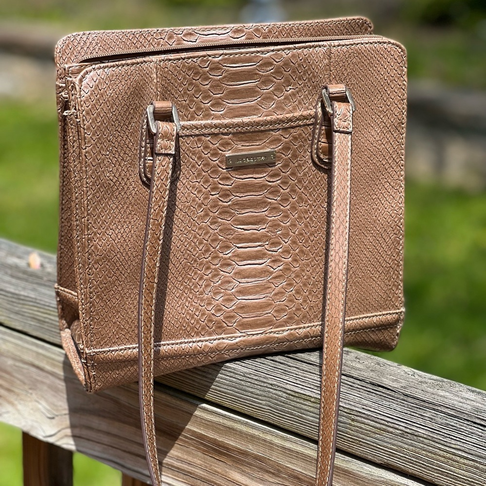 NWOT. Lovely Liz Claiborne shoulder bag.